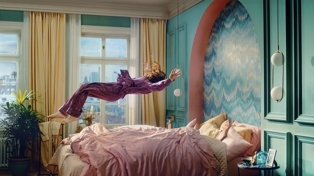 Cilvēks krīt uz gultas